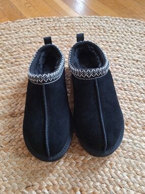 Women's Black Cozy Faux-Suede Slippers with Decorative Trim
